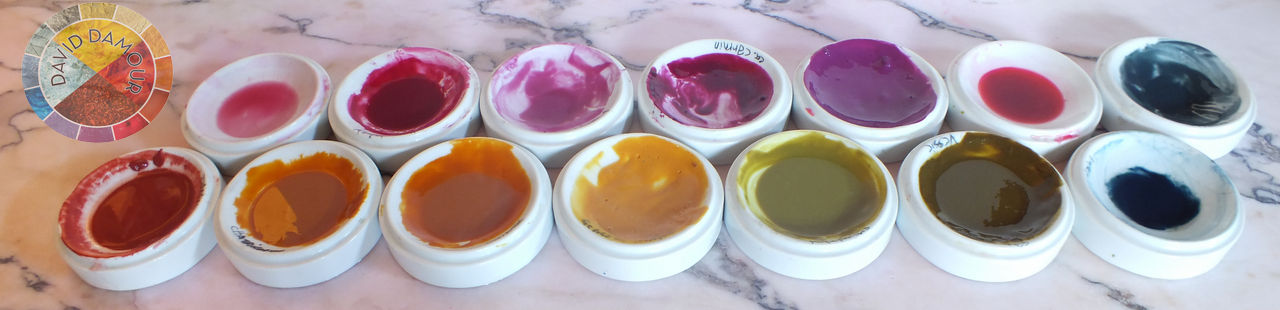 Broyages de pigments végétaux sur le marbre pour en faire des peintures